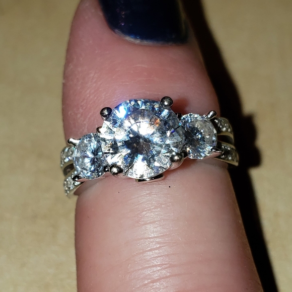 2 tcw Sterling Silver Past, Present, Future ring - Picture 3 of 16